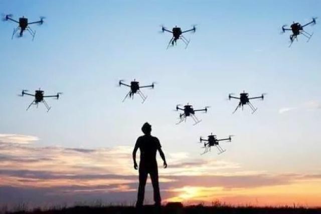 無人機(jī)光影表演耀夜飛行，派勤硬件助力展翅騰飛！